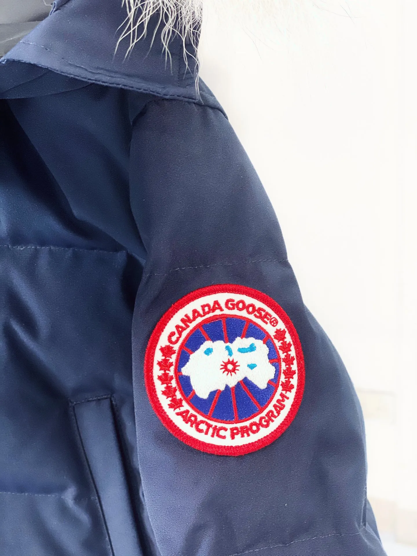 P820 Canada goose/Canada Goose Wyndham 388M 29 parka down jackets, genuine original version, you need to compare with the genuine product at any time, all accessories are customized from the original factory 💯The softness and hardness of the fabric are compared with the genuine ones, and they can be restored by kneading at will (fabric misunderstanding: fabrics that are not high hardness are waterproof. Only when you buy the latest genuine version this year will you notice the softness and comfort of the fabric) 💯Authentic white duck down is synchronized with the down Fluffy and not clumping, filled with electronically controlled down filling machine. 💯Customized zippers with authentic YKK military-grade copper core zipper pulls. High hardness and no jamming. 💯The fur collar is purchased from Western Canada coyote skin and is customized. Zipper cord, pocket label, back label, collar velvet, velcro fasteners, cuffs, all details are updated simultaneously with the original version, the best version, the most complete color matching, the fighter in the world 29, battle various worldly goods, size: XS-XXL (size chart attached below), color: as shown below